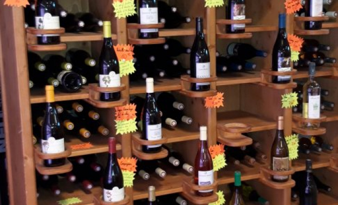 Vente de vins locaux, Vinay, La Halle Fermière